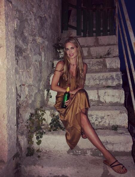 菲戈44岁妻子外型犹如20岁女郎