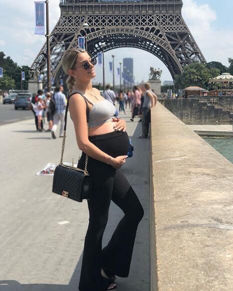 马夏尔女友 爱咬吸管的靓妹