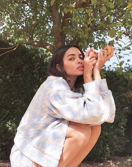 梅西前队友嫩妻私照 长腿吸睛