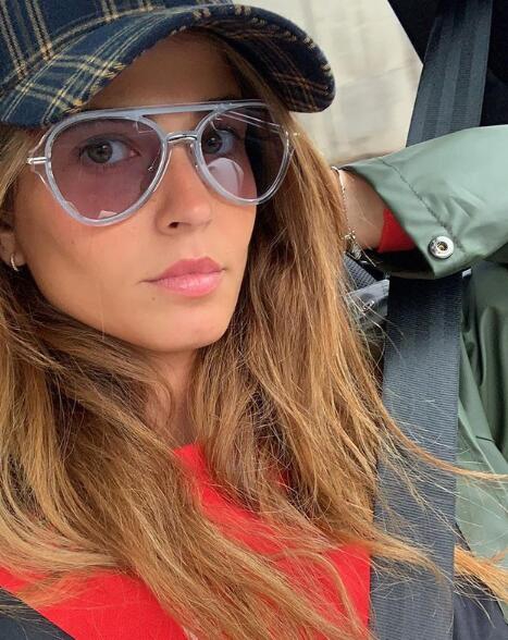 巴萨大将娇妻美照