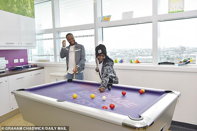 曼城明星帮助小球迷抗击癌症