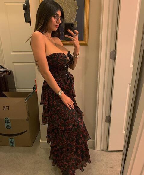 英超美女球迷 伦敦藏不住她