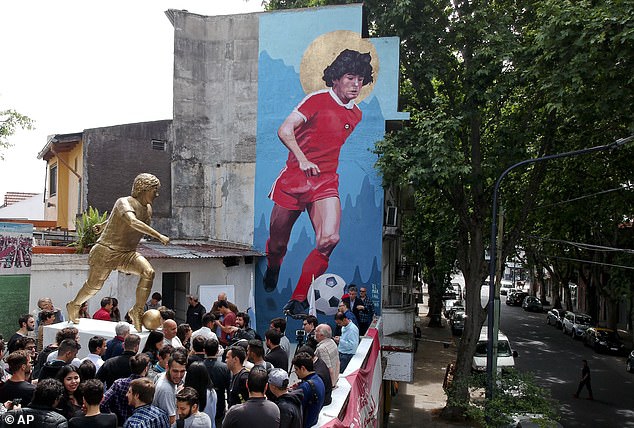 马拉多纳新雕像落成