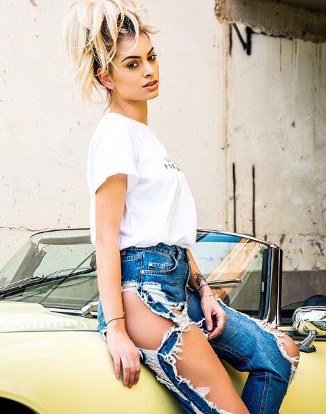 马夏尔女友 爱咬吸管的靓妹