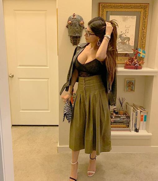 英超美女球迷 伦敦藏不住她