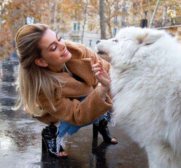 马夏尔女友 爱咬吸管的靓妹