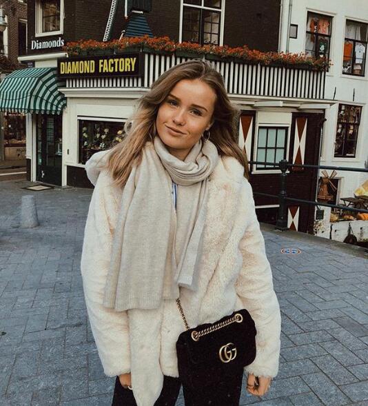 身价8000万爆红新星香艳女友