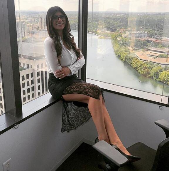 英超美女球迷 伦敦藏不住她