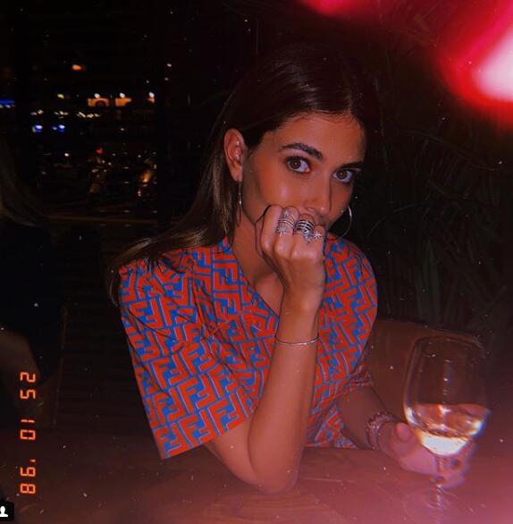 巴萨大将娇妻美照