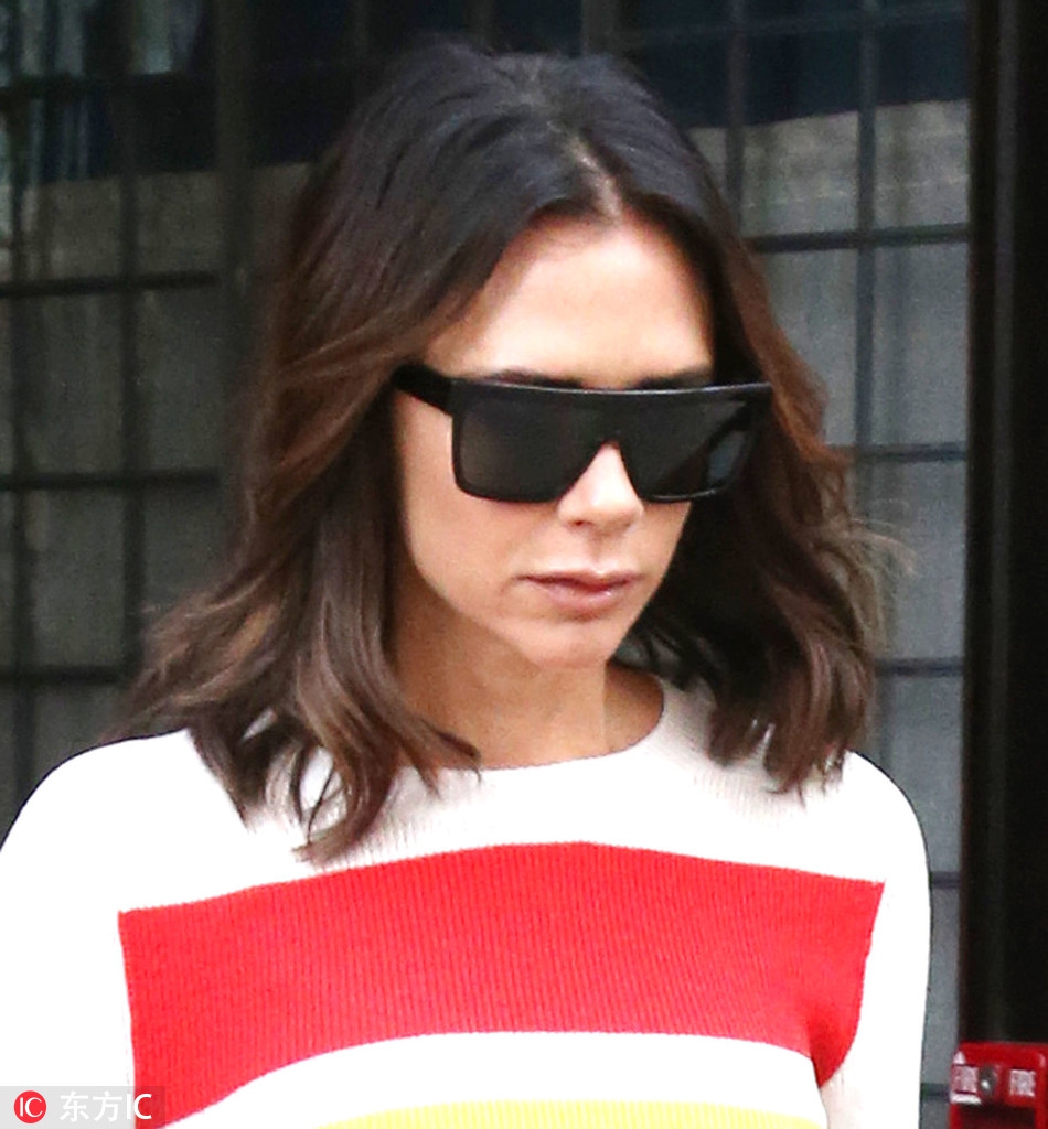 贝嫂一袭红衣性感出街