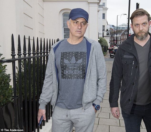 穆里尼奥下课后首被街拍