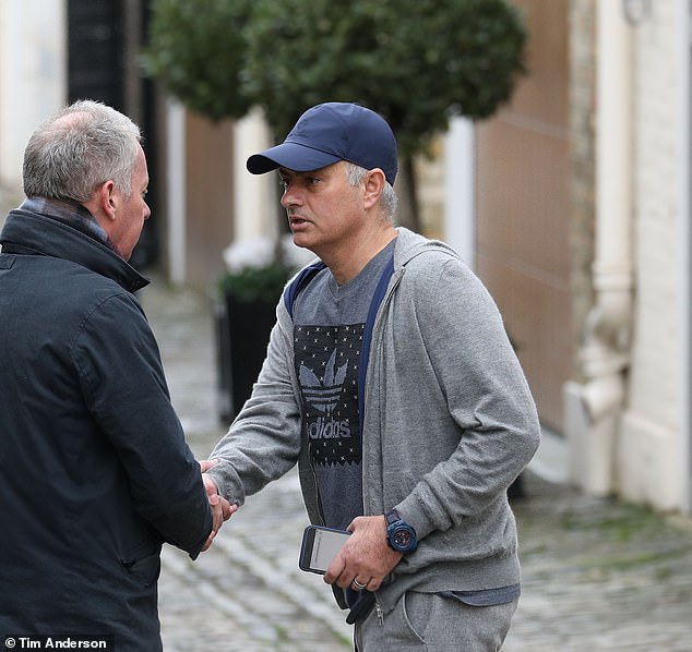 穆里尼奥下课后首被街拍