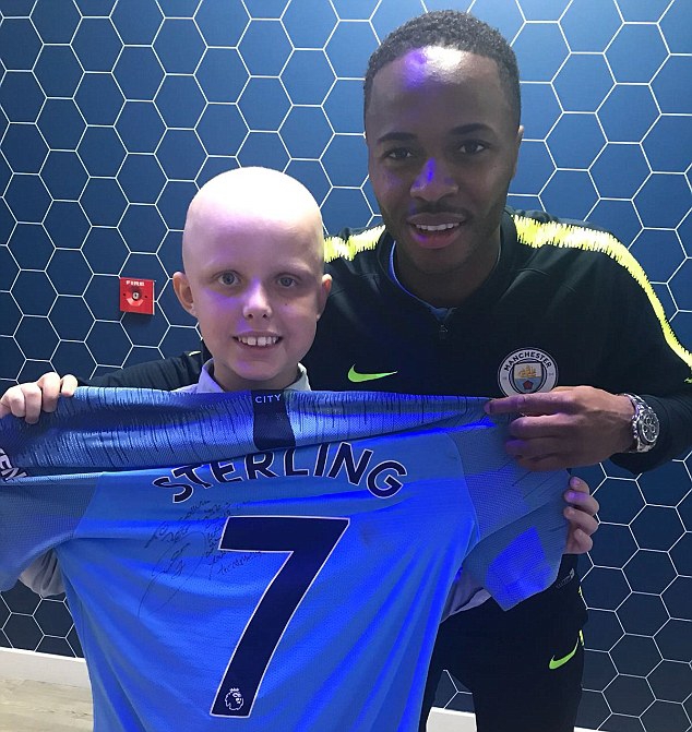 与斯特林合影获球衣