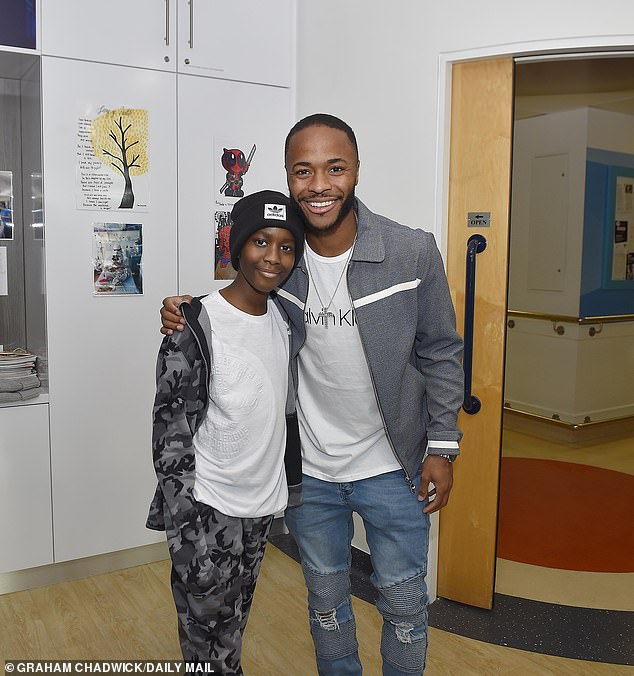 曼城明星帮助小球迷抗击癌症