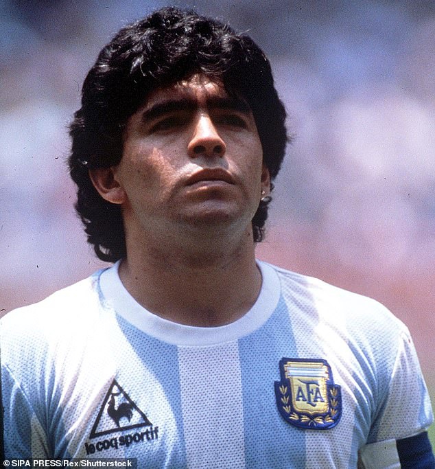 马拉多纳新雕像落成