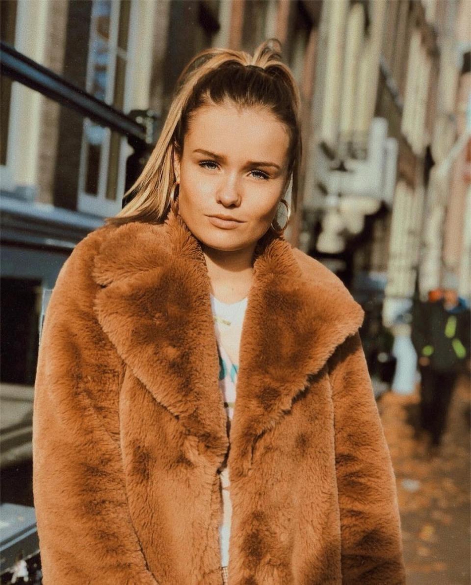 身价8000万爆红新星香艳女友