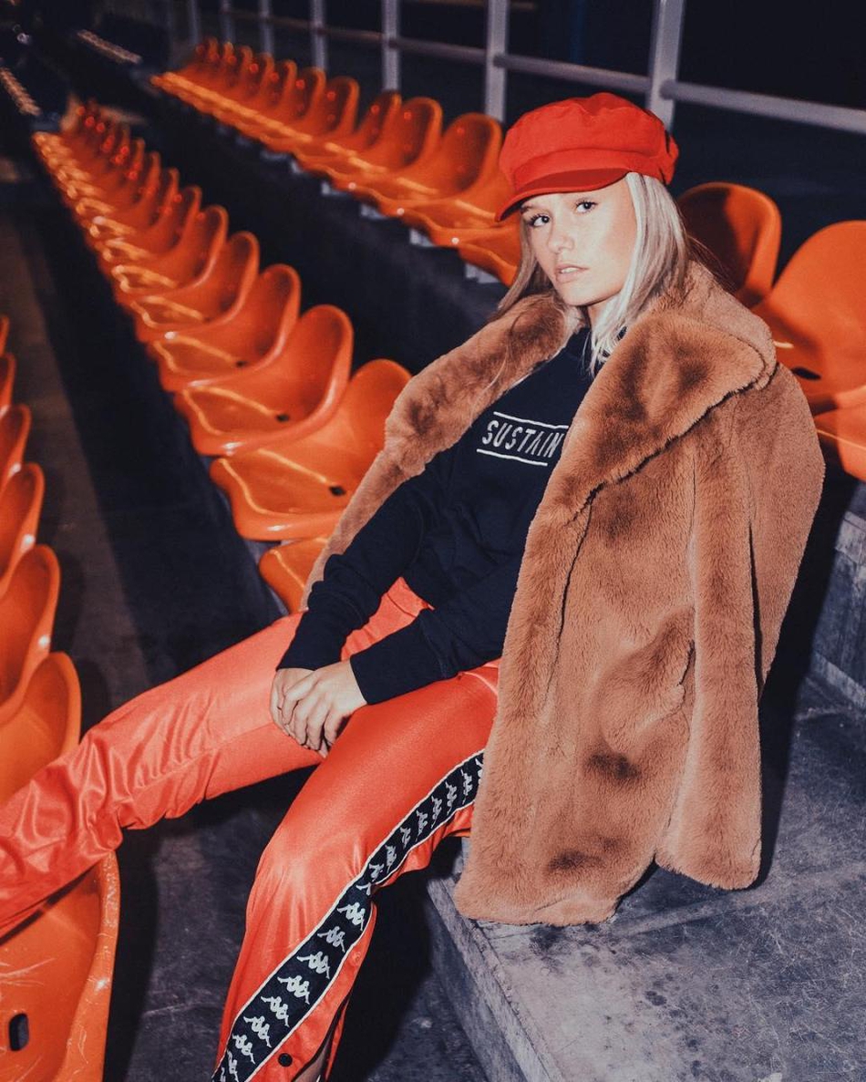 身价8000万爆红新星香艳女友