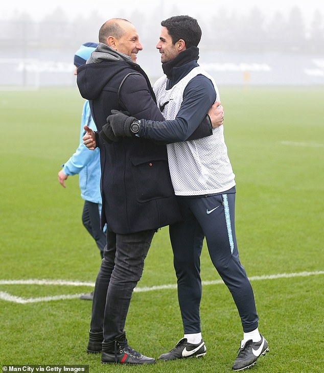 曼城基地集训 神秘熟人造访