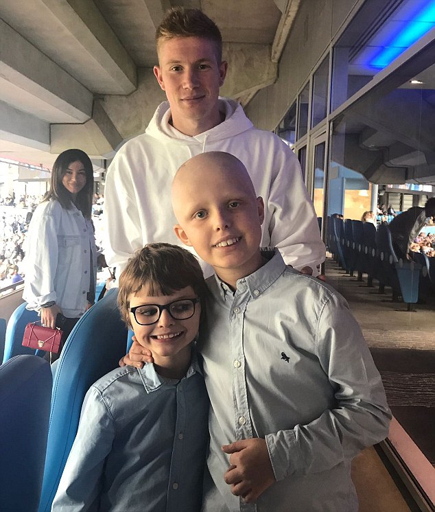 与德布劳内合影