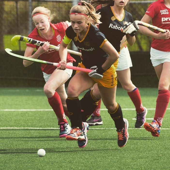 身价8000万爆红新星香艳女友