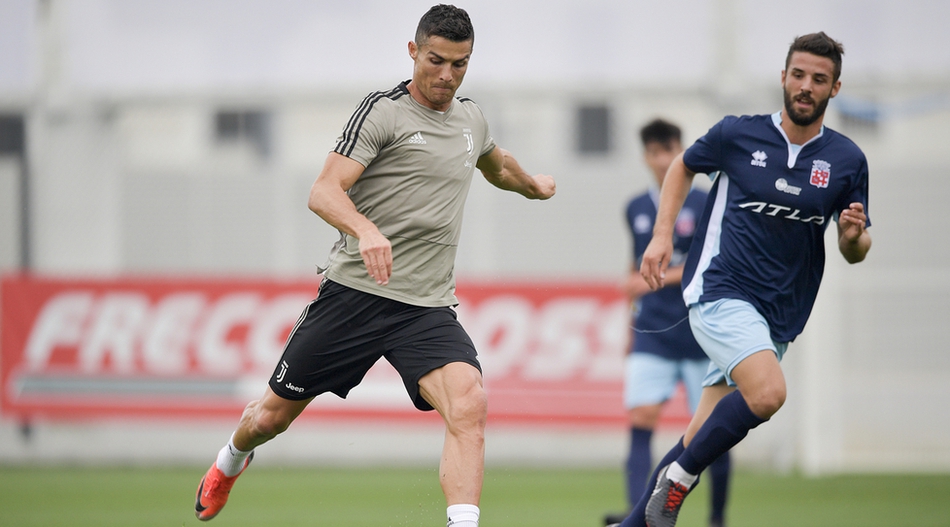 尤文热身赛2-1胜 C罗一射一传