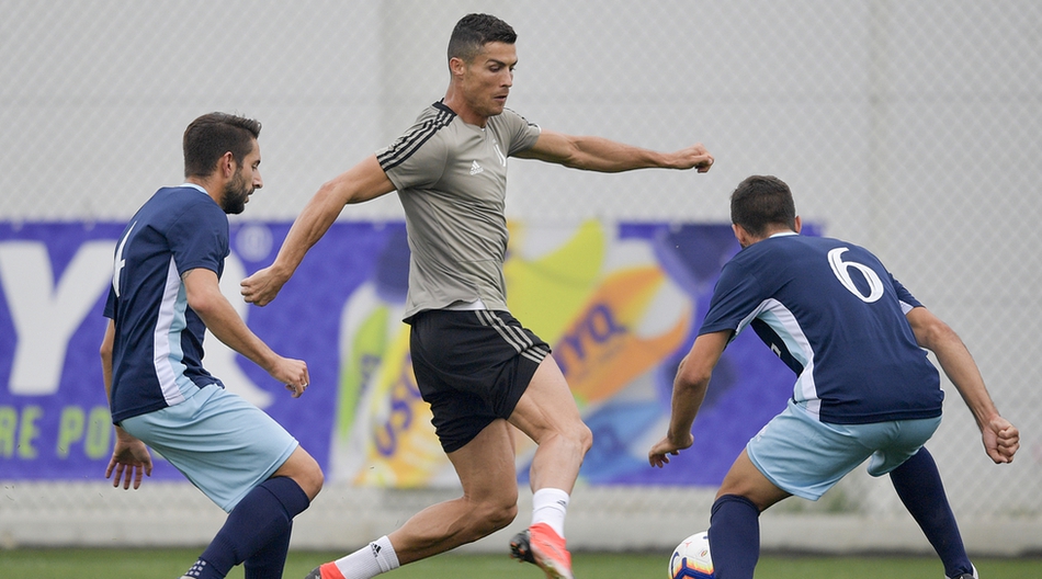 尤文热身赛2-1胜 C罗一射一传