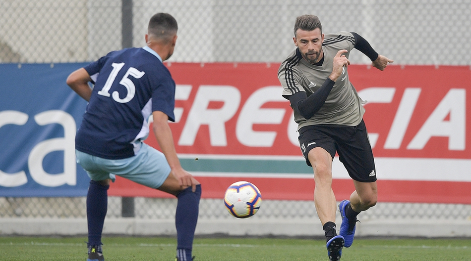 尤文热身赛2-1胜 C罗一射一传