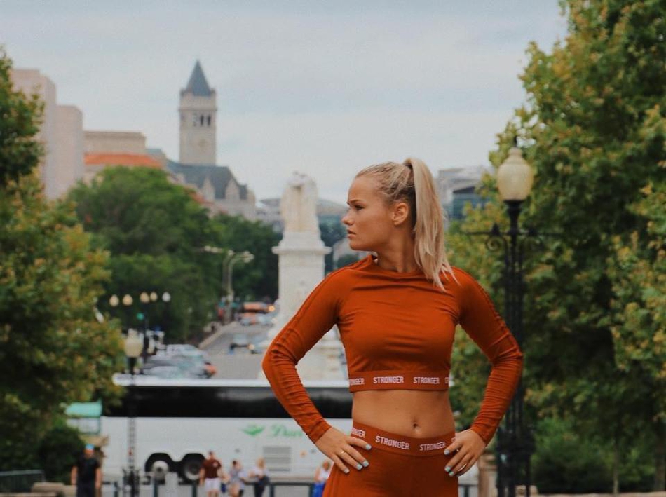 身价8000万爆红新星香艳女友