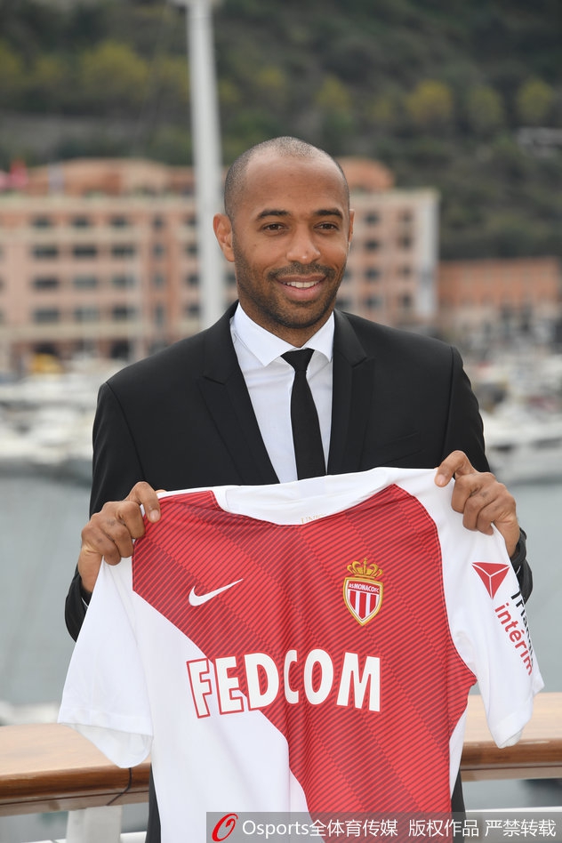 亨利上任摩纳哥出席发布会