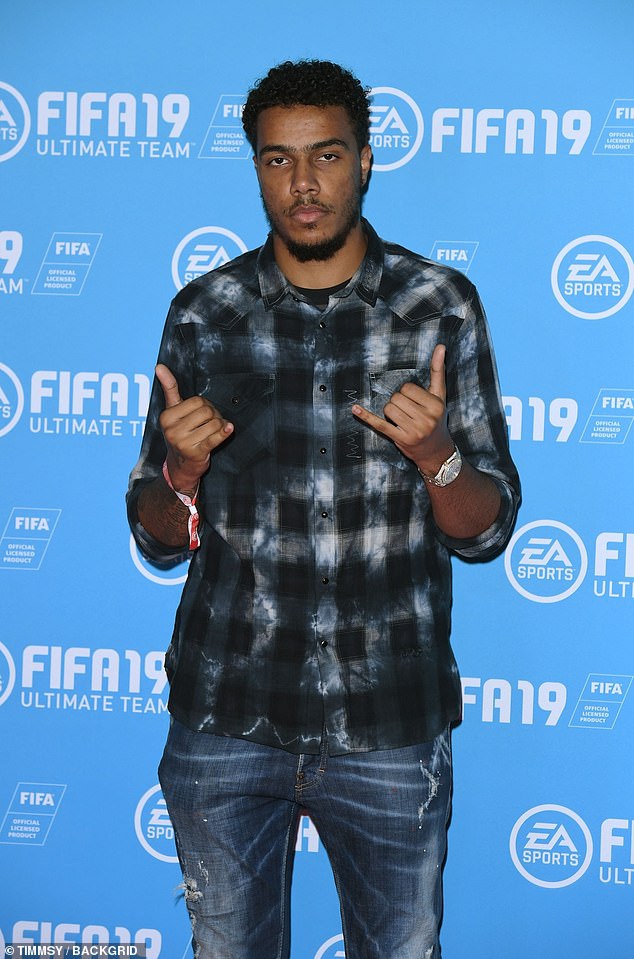 英国嘻哈歌手以及涂鸦画手AJ特雷西