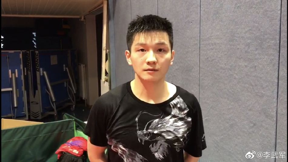 国乒赴布达佩斯丁宁晒自拍