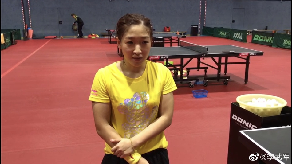 国乒赴布达佩斯丁宁晒自拍