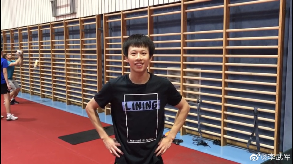 国乒赴布达佩斯丁宁晒自拍