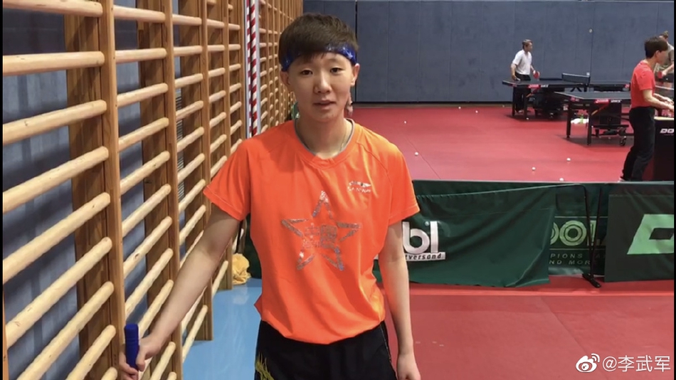 国乒赴布达佩斯丁宁晒自拍