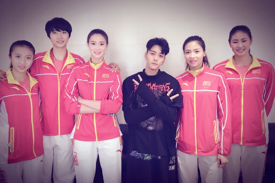 明星和女排姑娘合照的尴尬瞬间 没一个Hold得住！