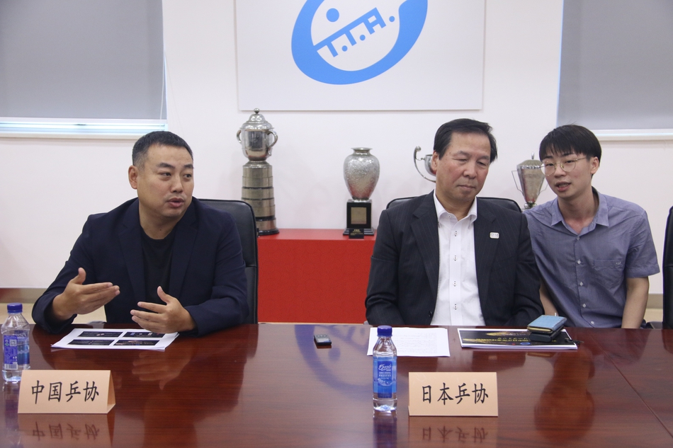 刘国梁出席中日少儿乒乓球挑战赛发布会