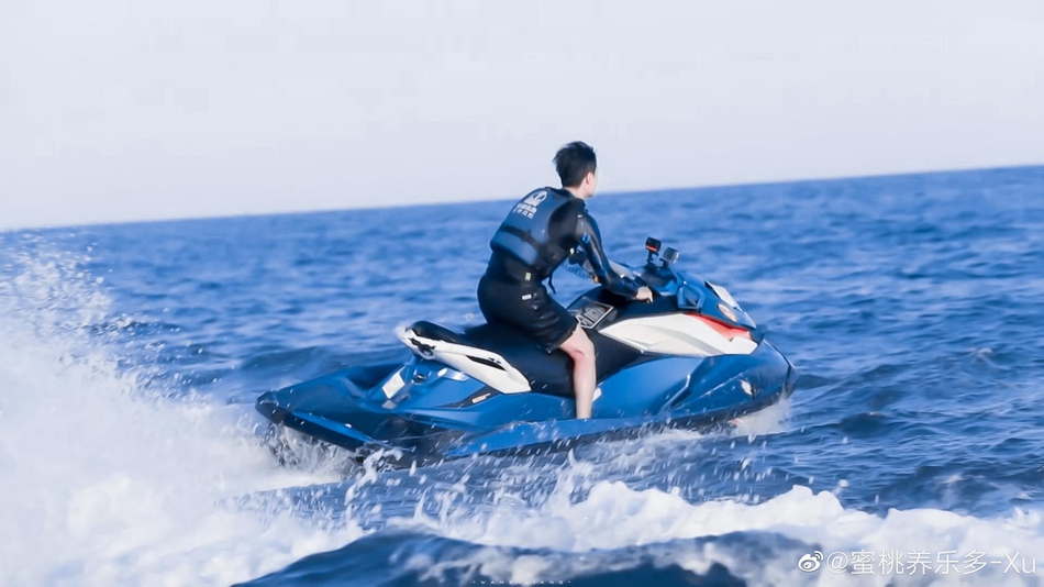 乘风破浪！王一博玩转冲浪