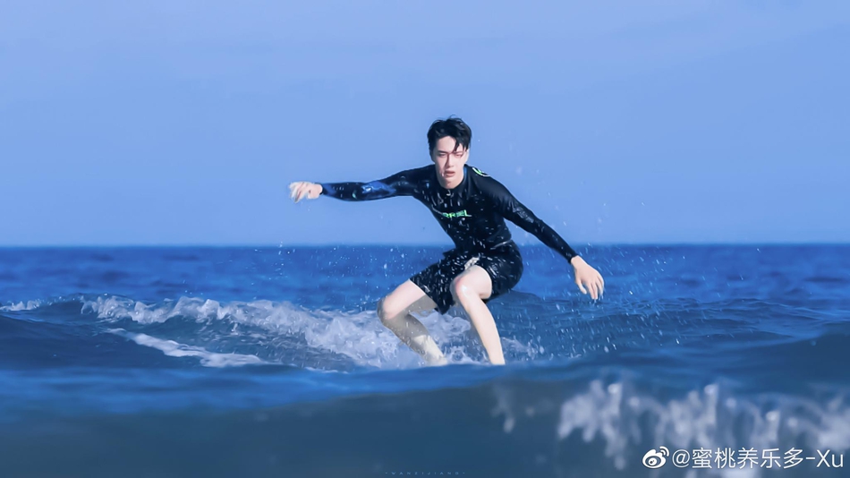 乘风破浪！王一博玩转冲浪