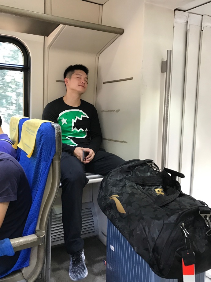 樊振东许昕出行遇“人在逋尽