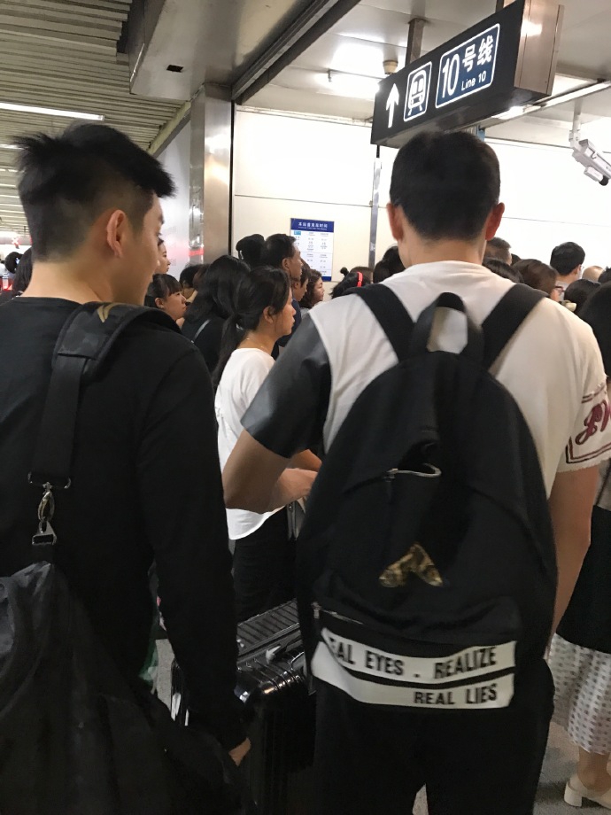 樊振东许昕出行遇“人在逋尽