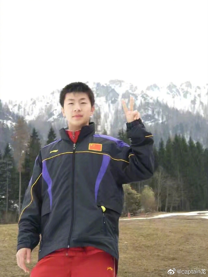 国乒赴布达佩斯丁宁晒自拍