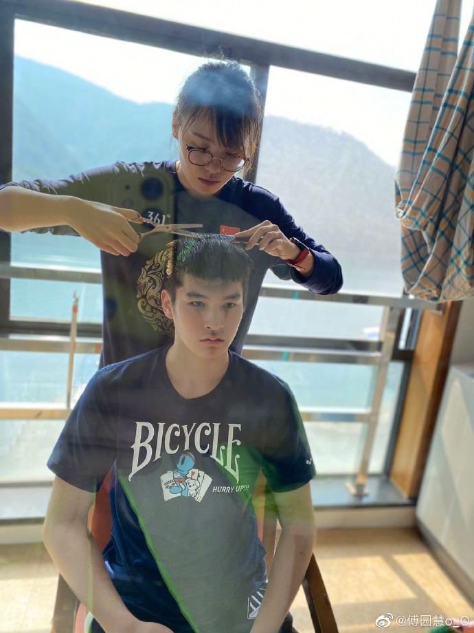 傅园慧变身理发师