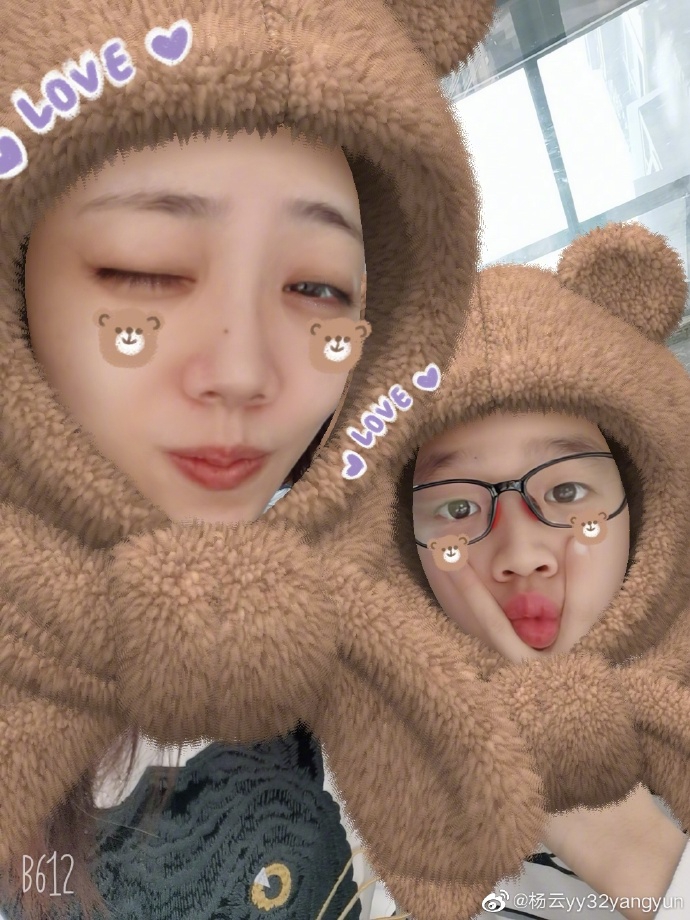 杨云和杨阳洋玩滤镜晒自拍