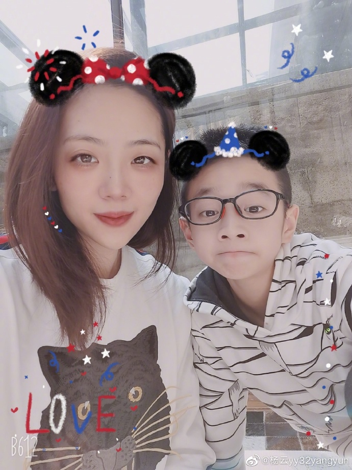 杨云和杨阳洋玩滤镜晒自拍