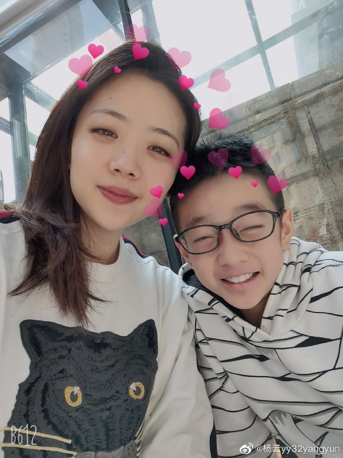 杨云和杨阳洋玩滤镜晒自拍