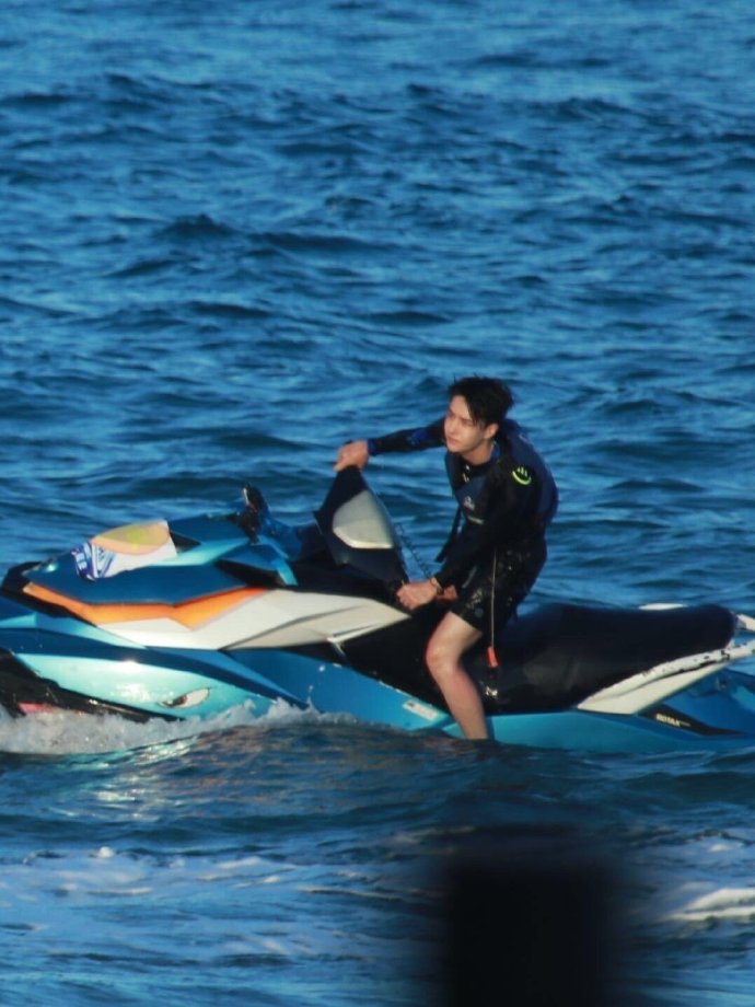 王一博骑摩托艇酷炫拉风