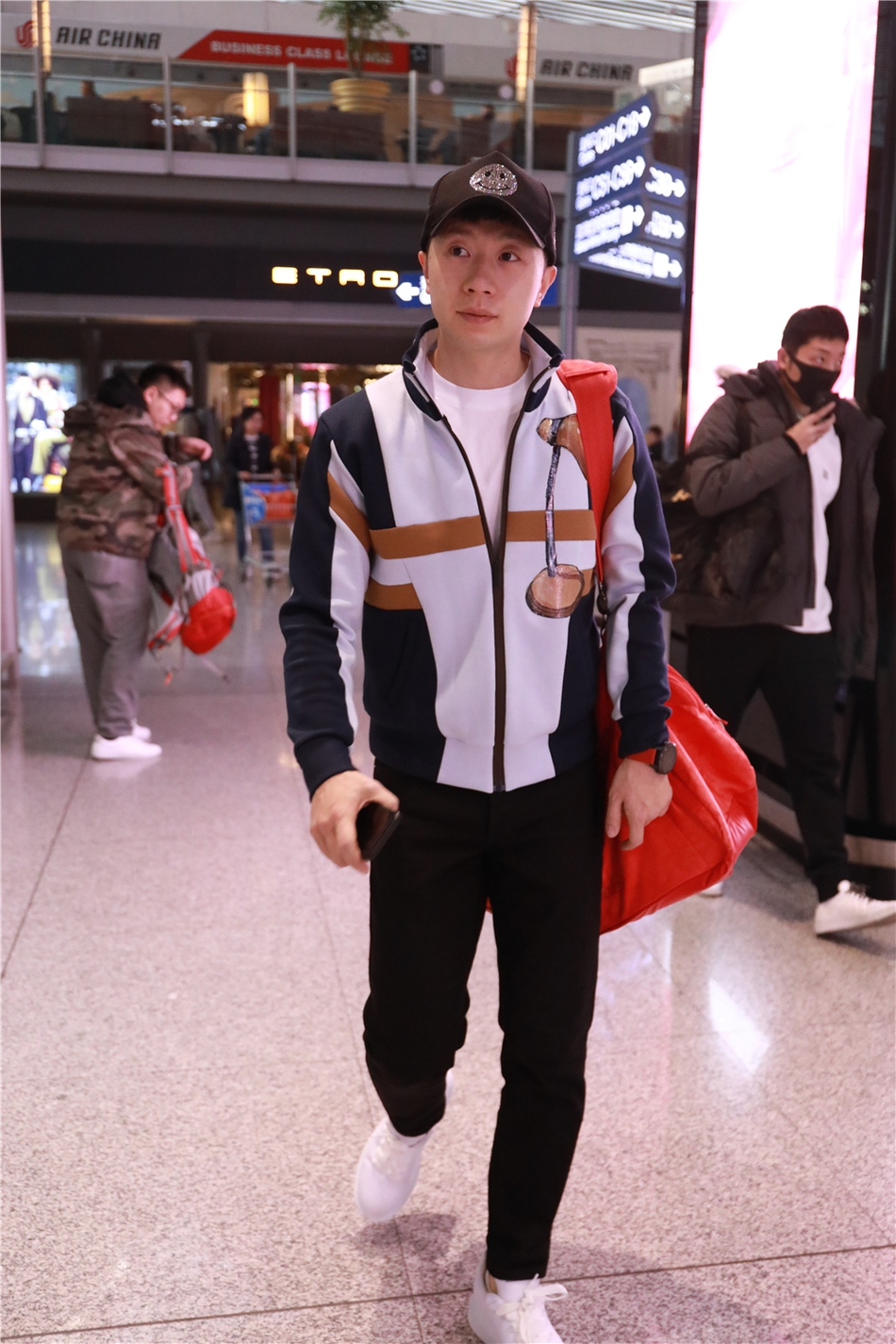 马龙身着潮装现身机场
