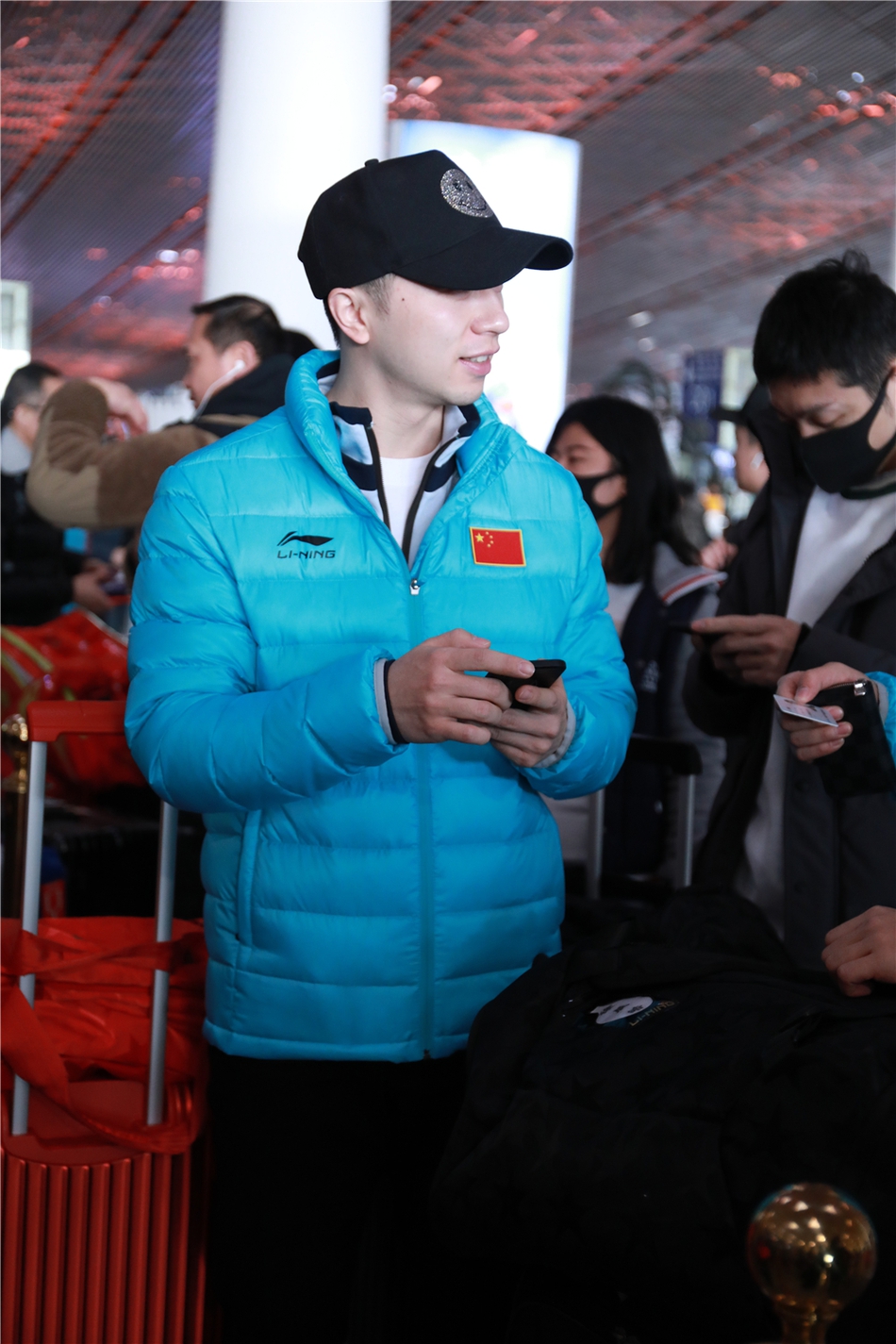 马龙身着潮装现身机场