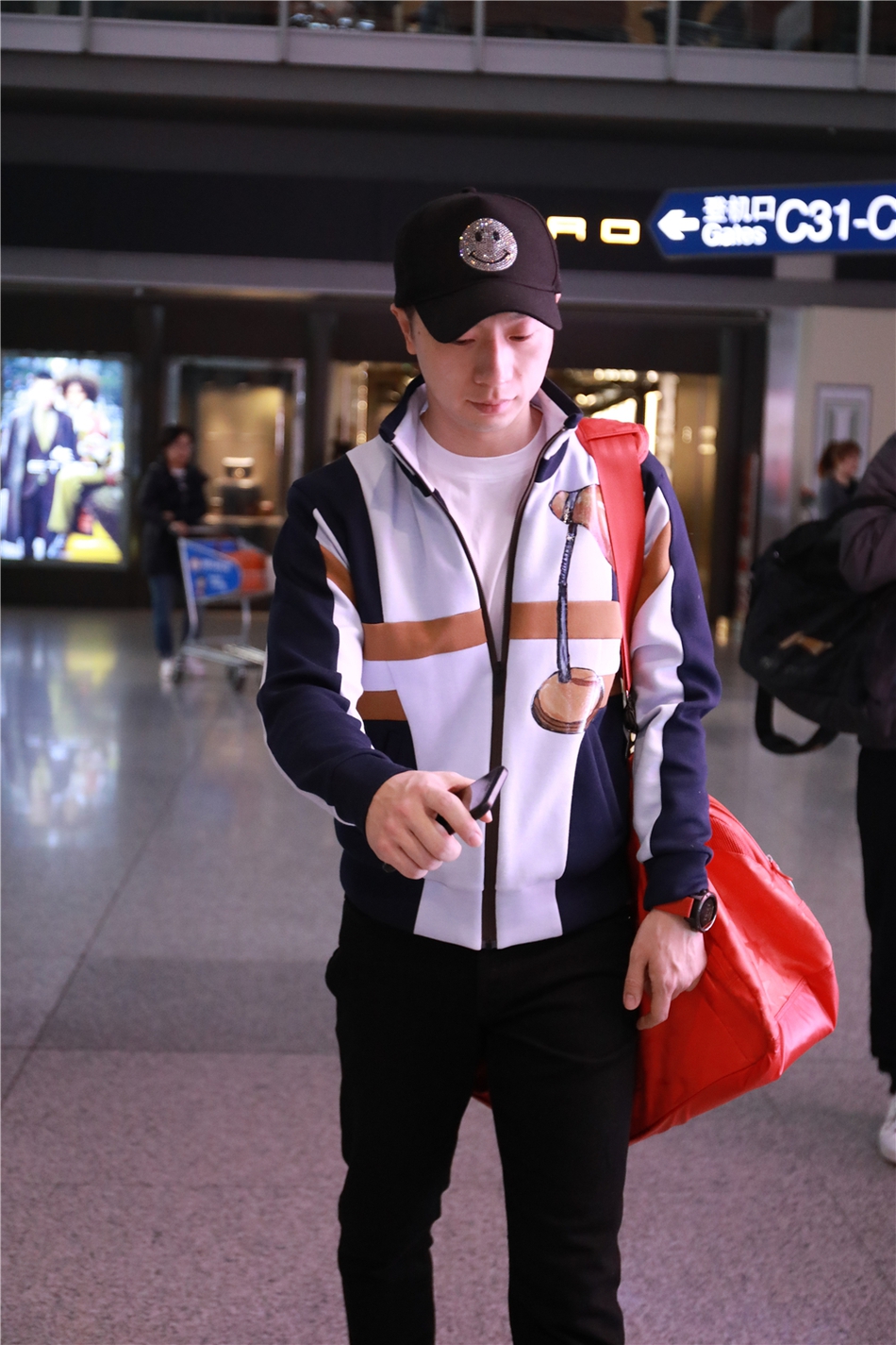 马龙身着潮装现身机场