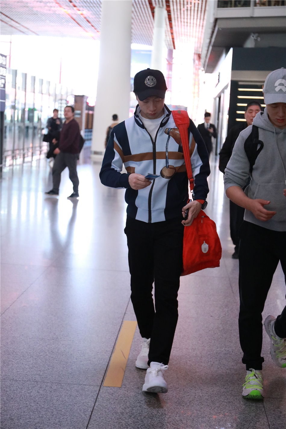 马龙身着潮装现身机场